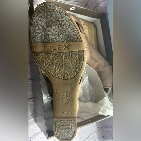 Life Stride Hinx Microfiber Light Brown Wedge Shoe Size 11W - Picture 3 of 4